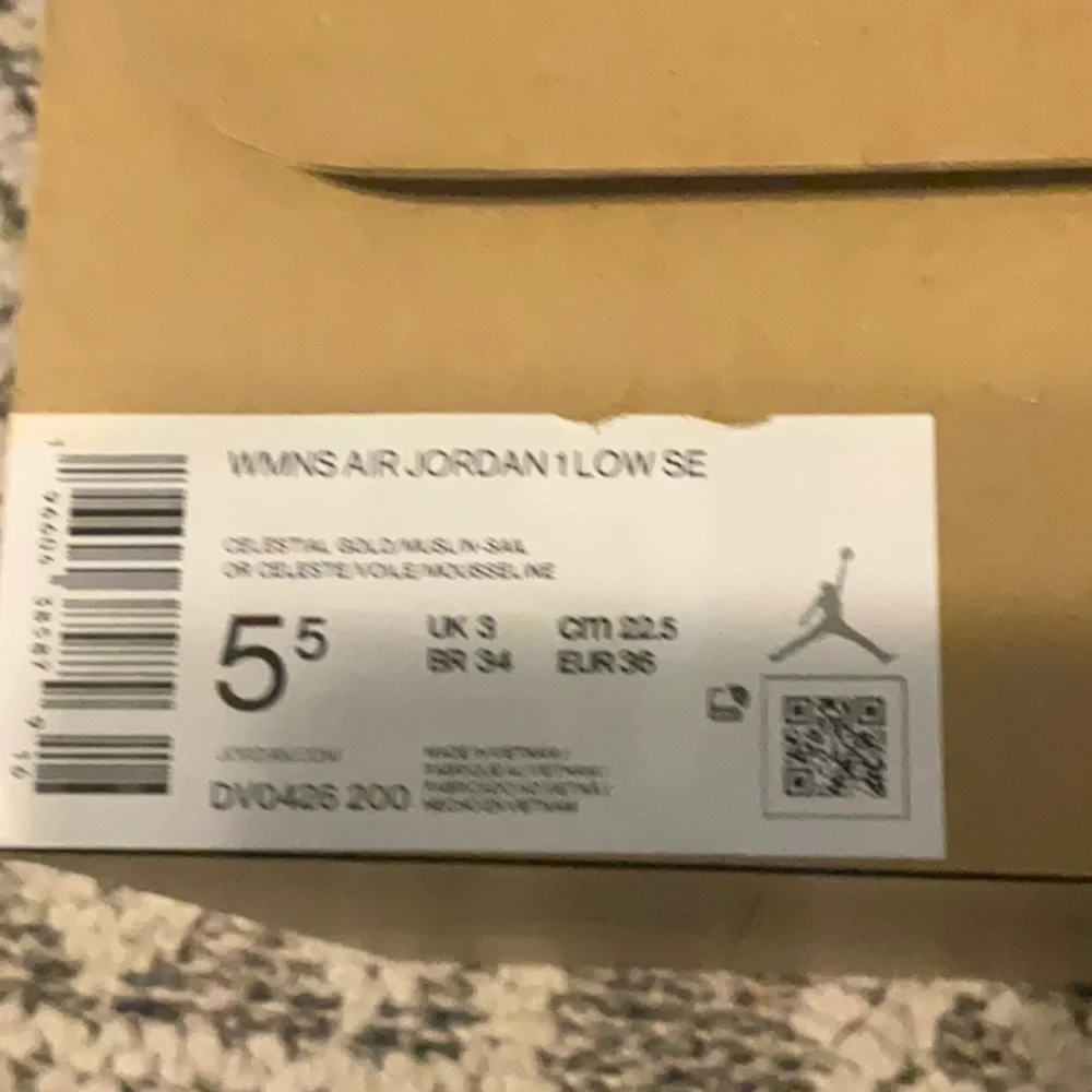 NIB WOMANS AIR JORDAN 1 LOW SE - Picture 7 of 8